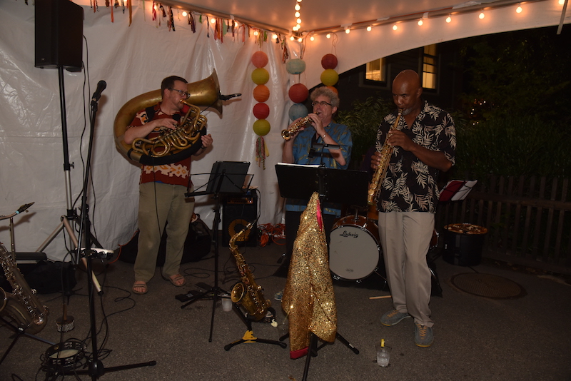 The band plays!